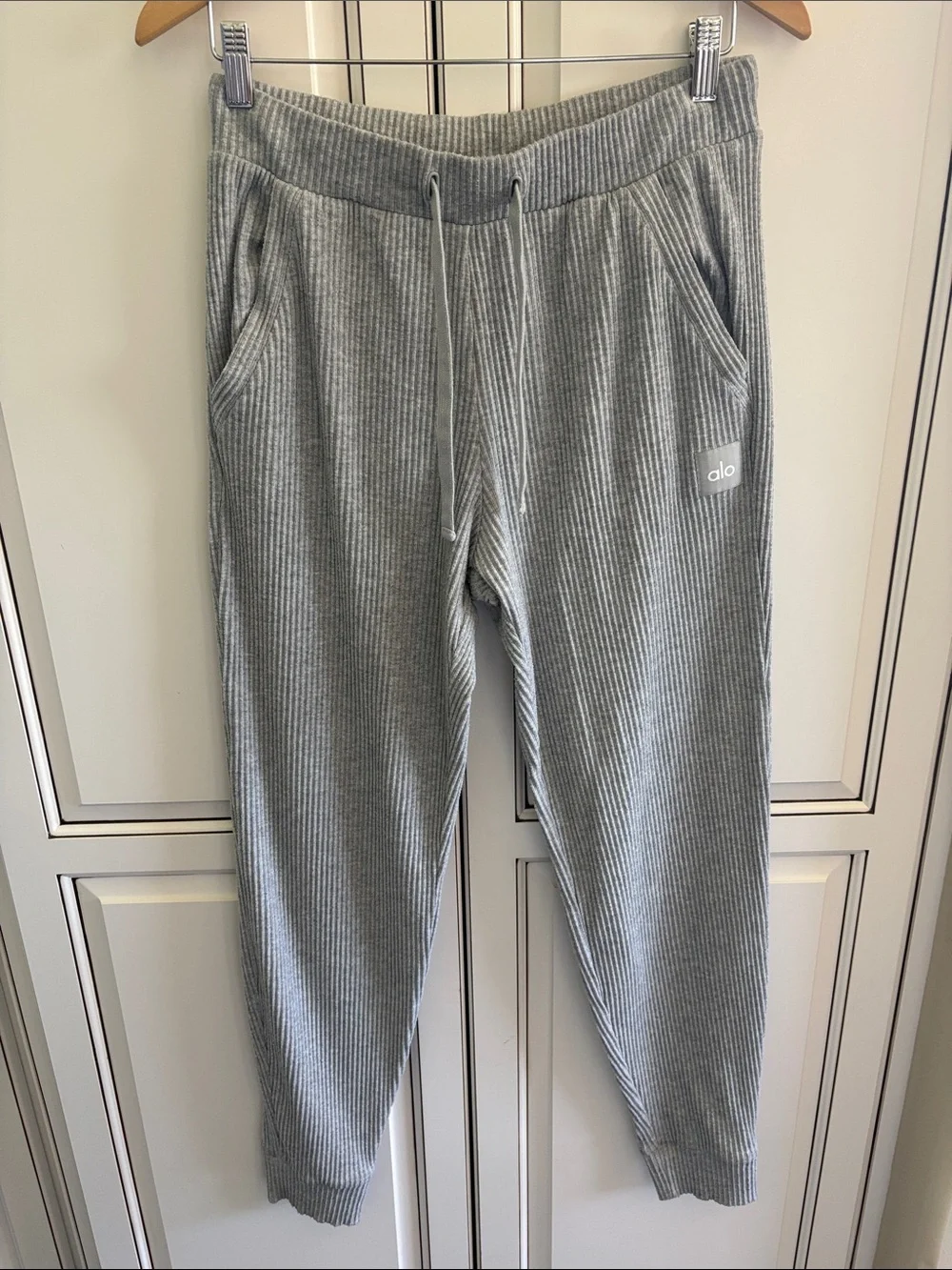 Alo Yoga Muse Sweatpants Ribbed Knit Jogger Pants Heather Gray Women’s Medium